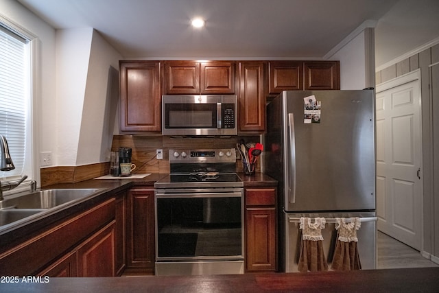 7411 N Toya Vista Rd, Payson, AZ 85541 - kitchen featuring stainless steel appliances, dark countertops, a sink, and light wood-style flooring