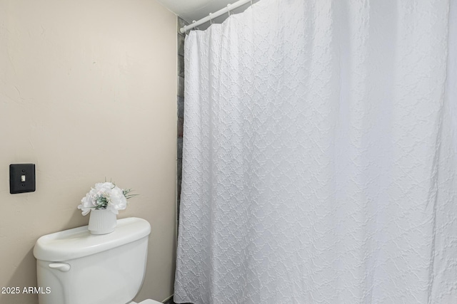 6025 N 10th Pl, Phoenix, AZ 85014 - full bathroom featuring toilet and a shower with curtain