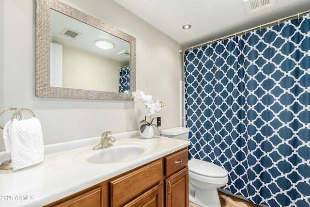 6025 N 10th Pl, Phoenix, AZ 85014 - full bath with vanity and a shower with shower curtain