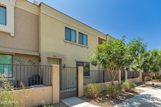 125 N Sunvalley Blvd Unit 119, Mesa, AZ 85207 - view of building exterior featuring a fenced front yard