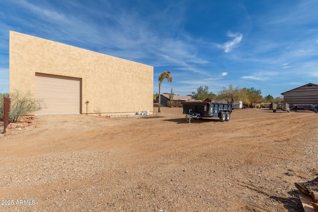 view of yard with driveway