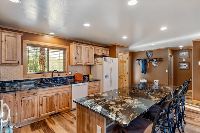 3334 Sawmill Ridge Loop, Heber, AZ 85928 - kitchen featuring white appliances, light wood finished floors, a kitchen breakfast bar, a sink, and recessed lighting