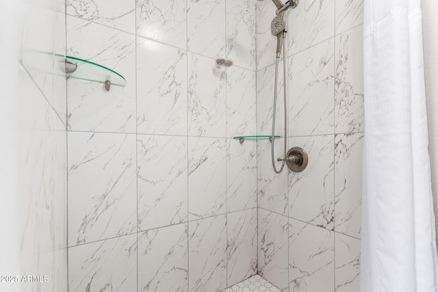 bathroom featuring tiled shower