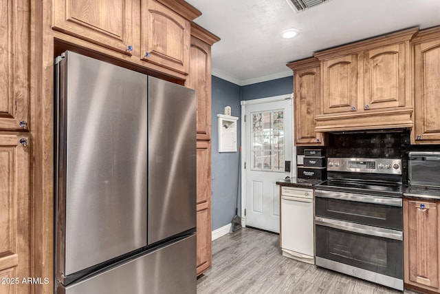 2110 W Morrow Dr, Phoenix, AZ 85027 - kitchen featuring stainless steel appliances, under cabinet range hood, dark countertops, ornamental molding, and baseboards