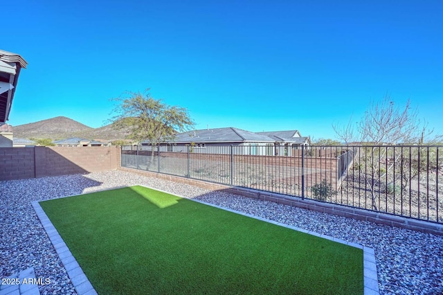 view of yard with a mountain view