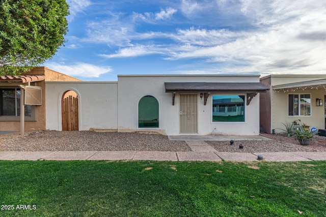 view of front facade featuring a front yard