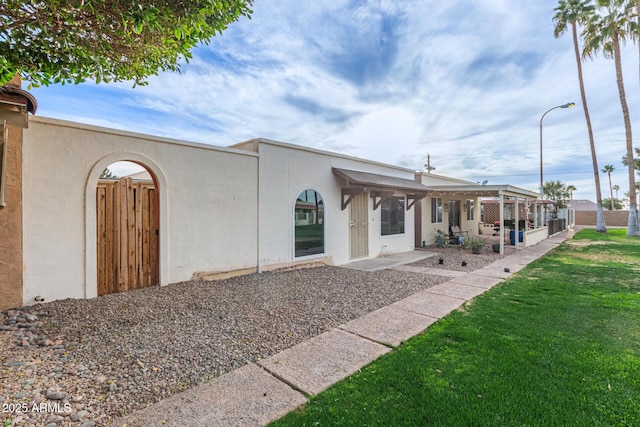 view of front of home featuring a front lawn