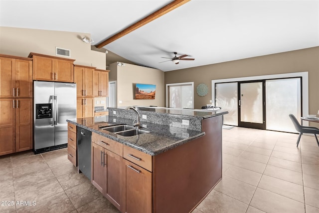 kitchen featuring stainless steel fridge with ice dispenser, a sink, an island with sink, dishwasher, and a ceiling fan