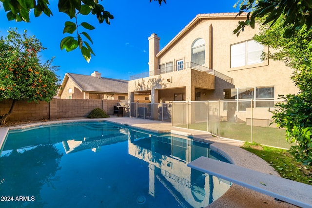 view of swimming pool