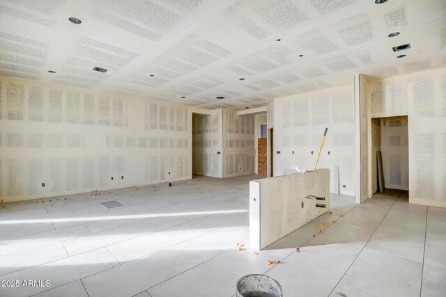 unfurnished room featuring light tile patterned floors