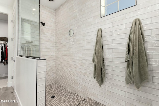 bathroom featuring tiled shower