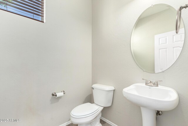 9148 W Meadow Dr, Peoria, AZ 85382 - bathroom featuring baseboards, toilet, and a sink