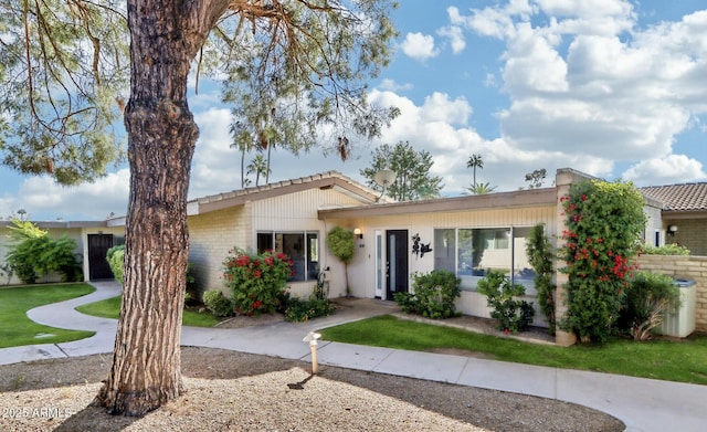 ranch-style house featuring a front lawn