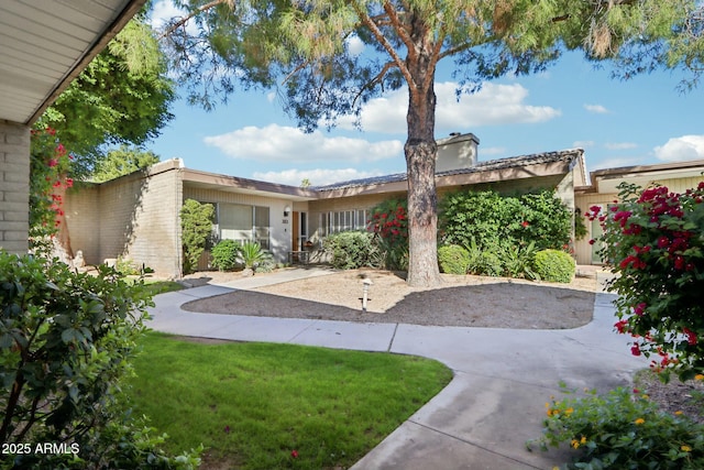 view of front of home featuring a front lawn