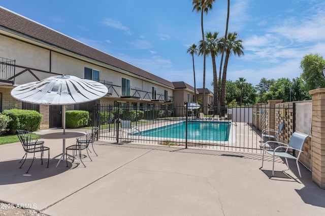 8135 N Central Ave Unit 1, Phoenix, AZ 85020 - community pool with fence and a patio area