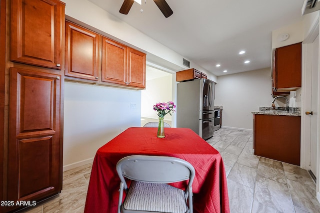 dining space featuring baseboards, visible vents, ceiling fan, and recessed lighting