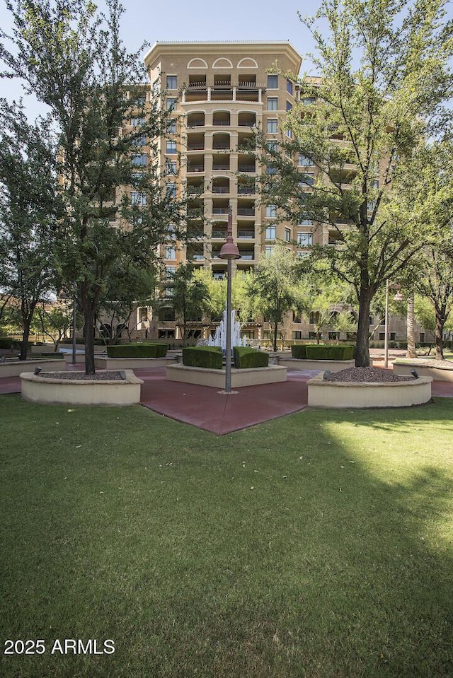 view of property's community featuring a yard