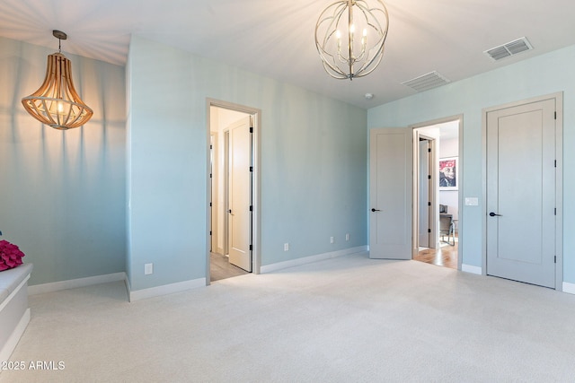 unfurnished bedroom featuring baseboards, carpet, visible vents, and a notable chandelier