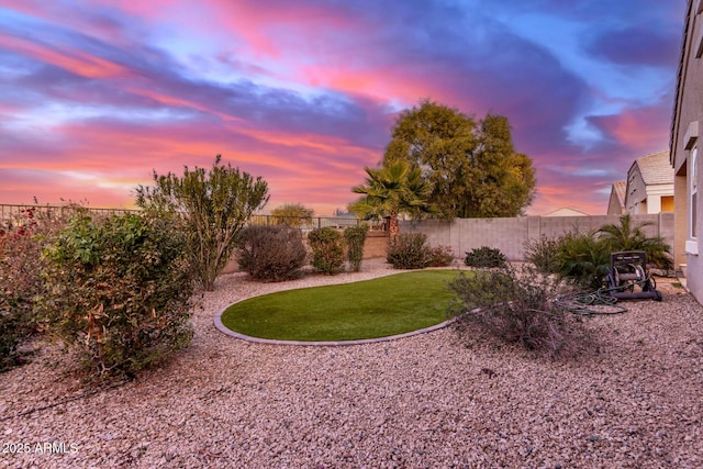 view of yard at dusk