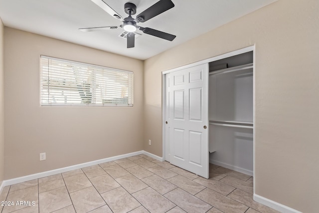 unfurnished bedroom featuring ceiling fan and a closet