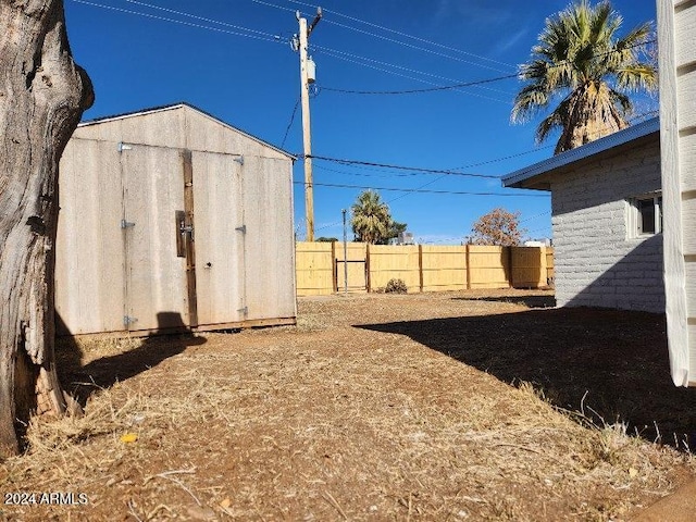 view of yard featuring a shed