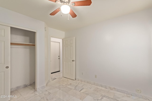 unfurnished bedroom featuring ceiling fan and a closet