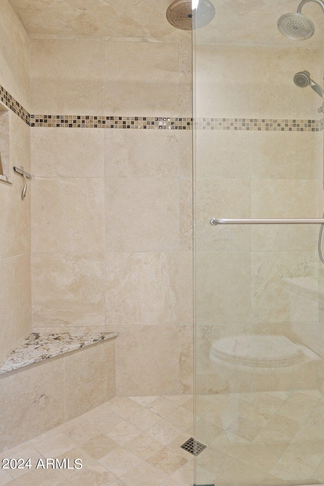 bathroom featuring a tile shower