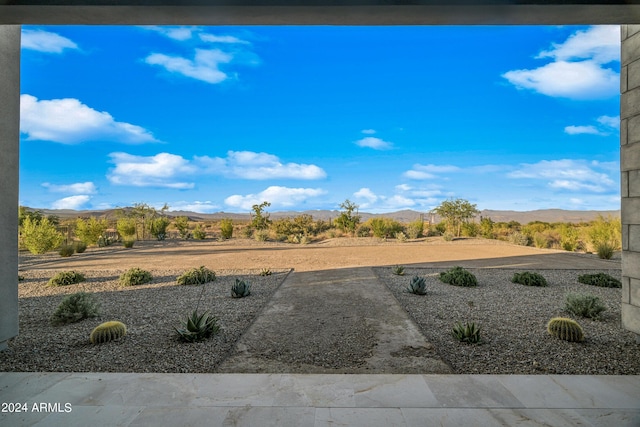 view of yard with a mountain view