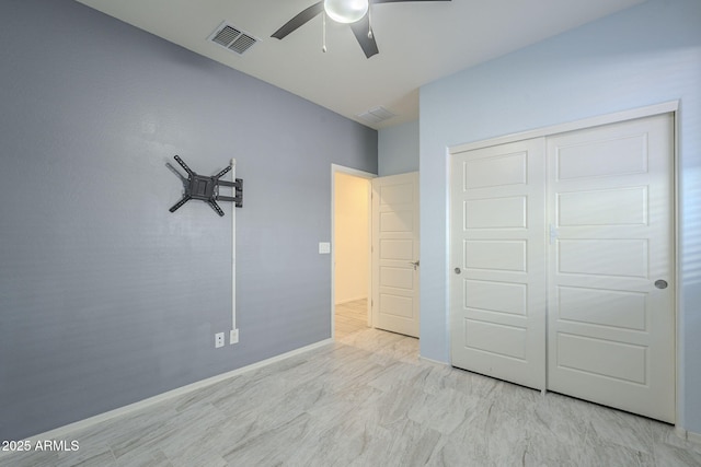 unfurnished bedroom featuring ceiling fan and a closet