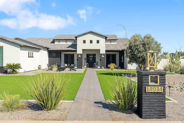 view of front of property featuring a front lawn