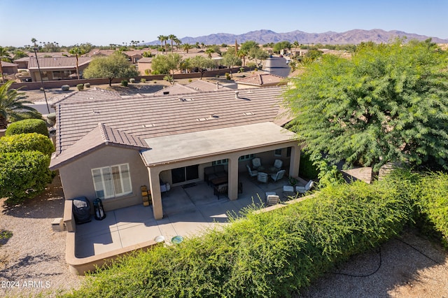 birds eye view of property featuring a mountain view