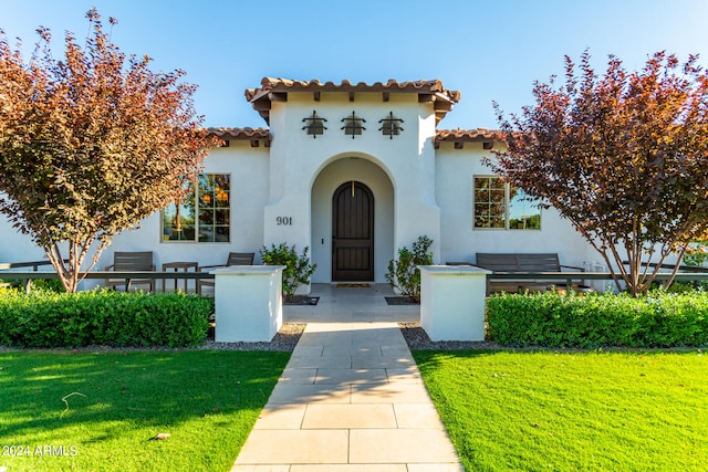 view of front facade with a front lawn