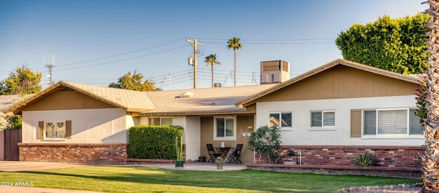 single story home featuring a front yard