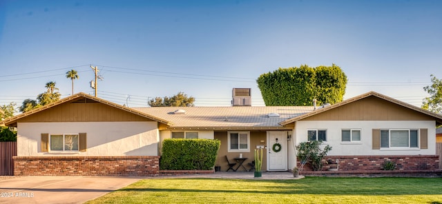 ranch-style home with a front yard