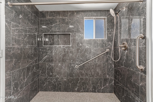 bathroom featuring a tile shower