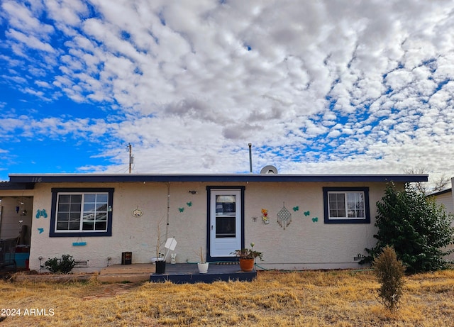 view of front of home featuring a front lawn