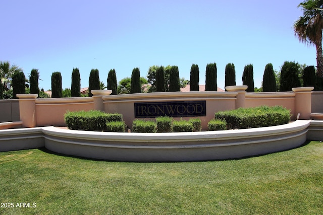 community sign with a lawn
