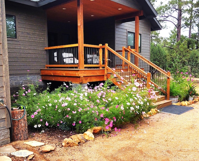 entrance to property with crawl space