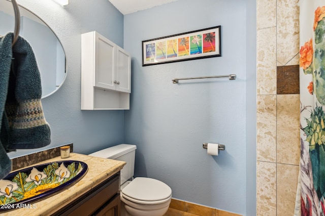 bathroom with a shower with curtain, vanity, and toilet