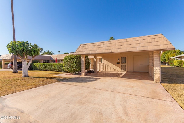 view of front of house with a carport and a front yard