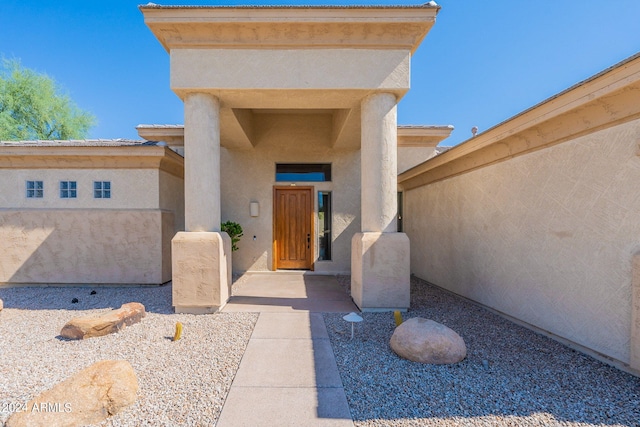 property entrance featuring stucco siding