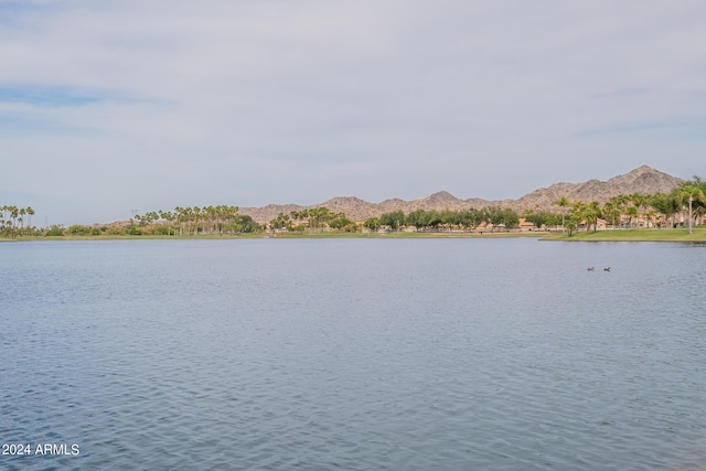 water view with a mountain view