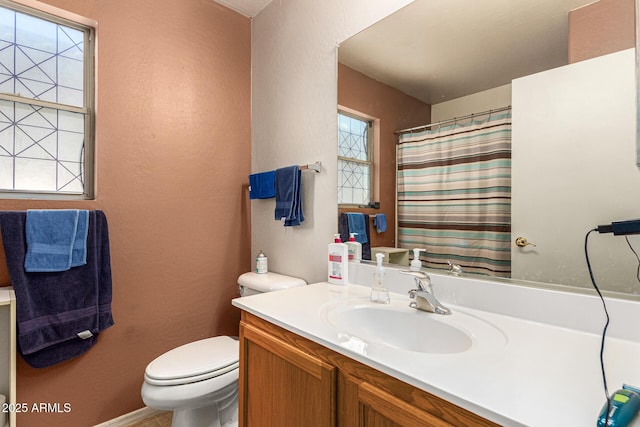 bathroom with toilet, a shower with curtain, and vanity