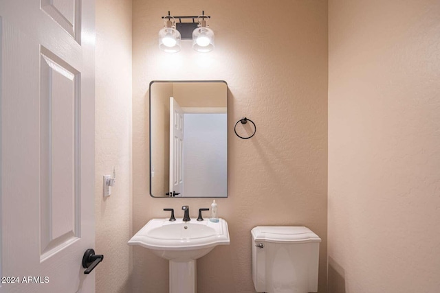 bathroom featuring toilet and sink