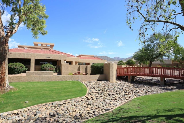 view of yard with a mountain view