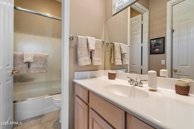 7291 E Eagle Feather Rd, Scottsdale, AZ 85266 - full bath featuring toilet, vanity, tile patterned floors, and enclosed tub / shower combo