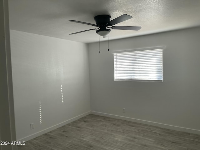 empty room featuring light hardwood / wood-style floors and ceiling fan