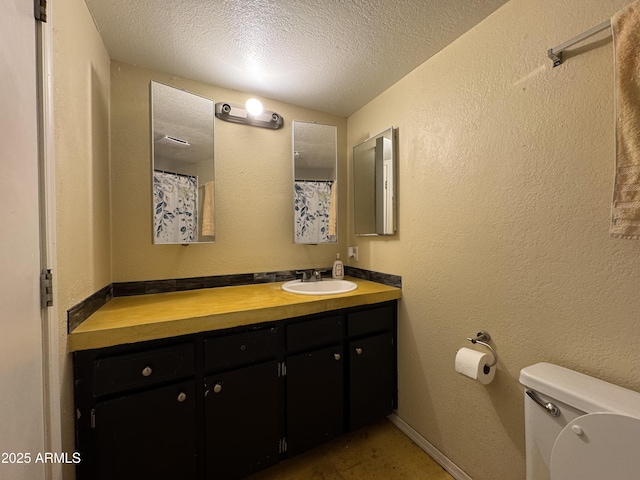 831 S Calle Virada, Sierra Vista, AZ 85635 - full bath with vanity, toilet, a textured ceiling, and a shower with shower curtain