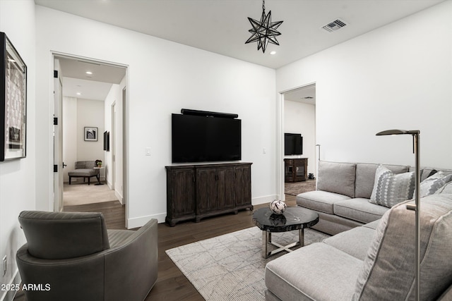 living room featuring baseboards, recessed lighting, wood finished floors, and visible vents
