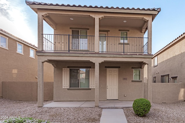 view of front of house with a balcony